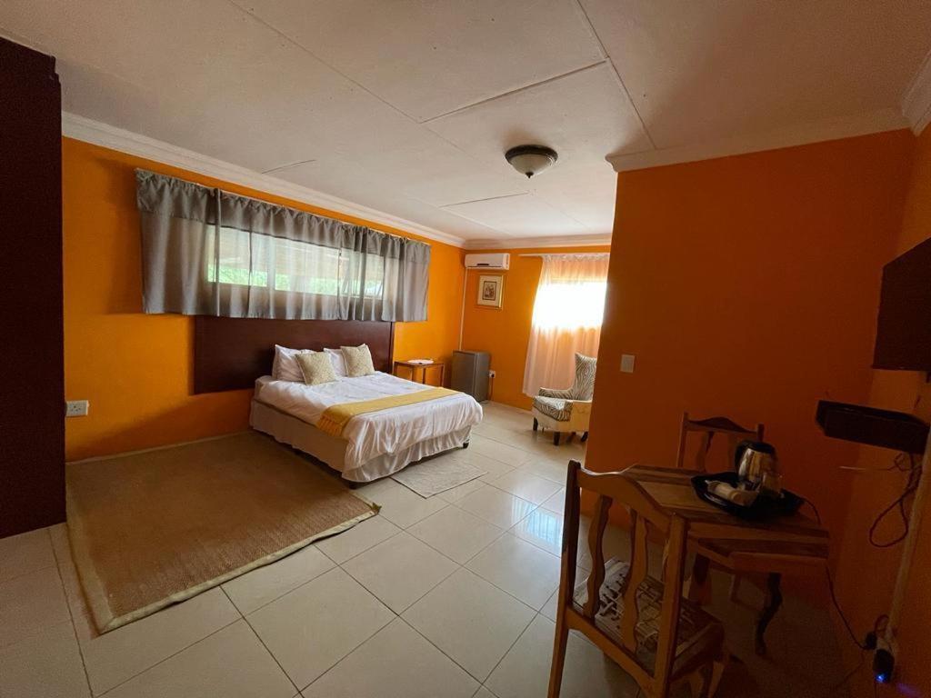 Отель Khutsong Guests House Бургерсфорт Экстерьер фото